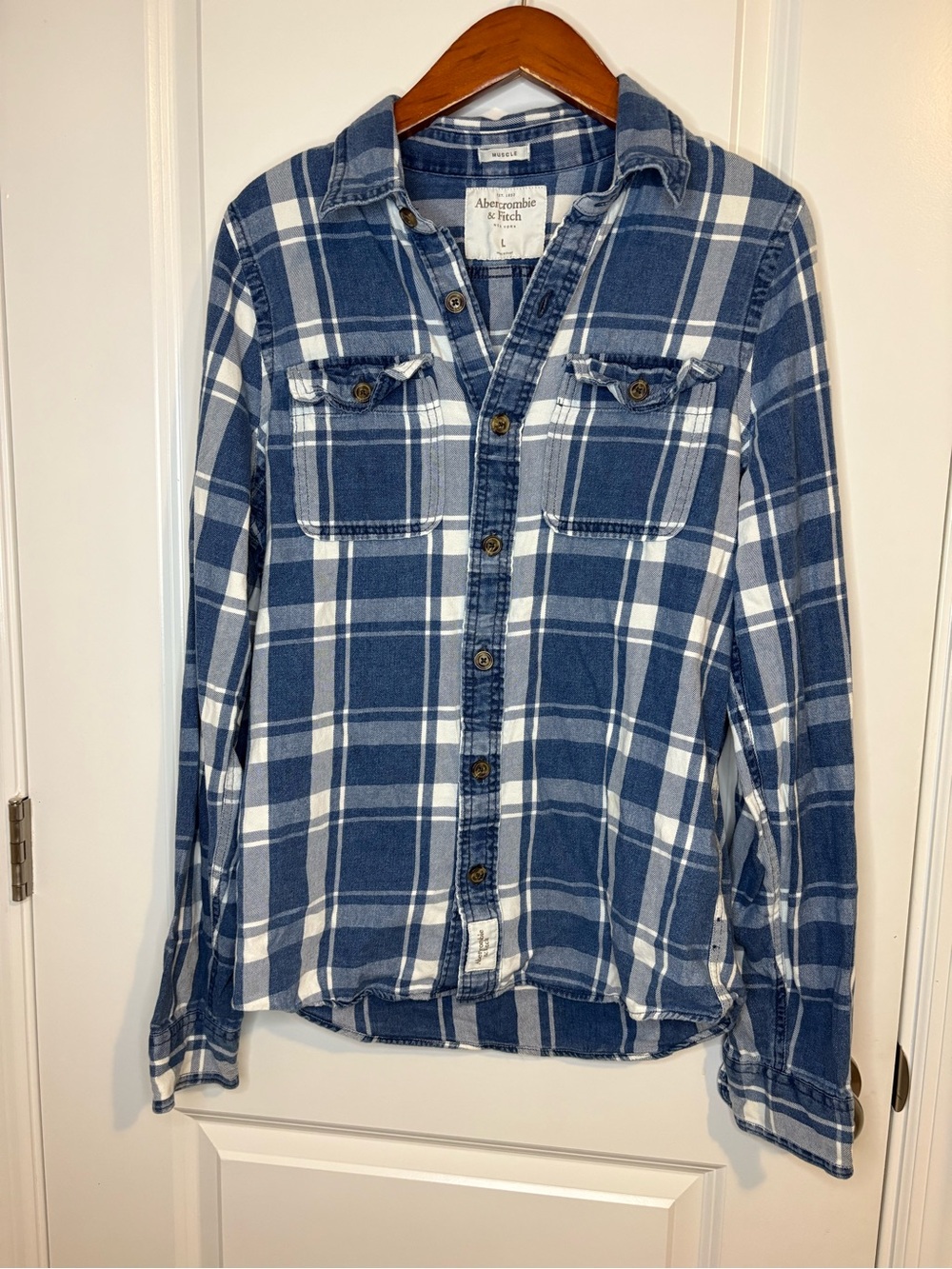 Abercrombie & Fitch Men’s Blue and White Plaid Shirt - Muscle Fit